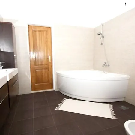 Spacious In With Shared Pool 100 M² Апартаменты Zrnovo