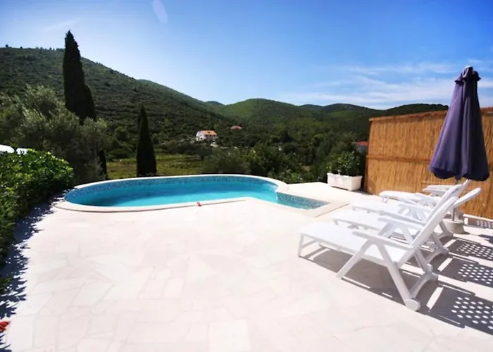 Spacious In With Shared Pool 100 M² Zrnovo