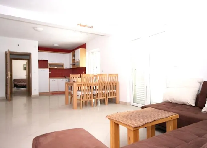 Spacious In With Shared Pool 100 M² * Zrnovo