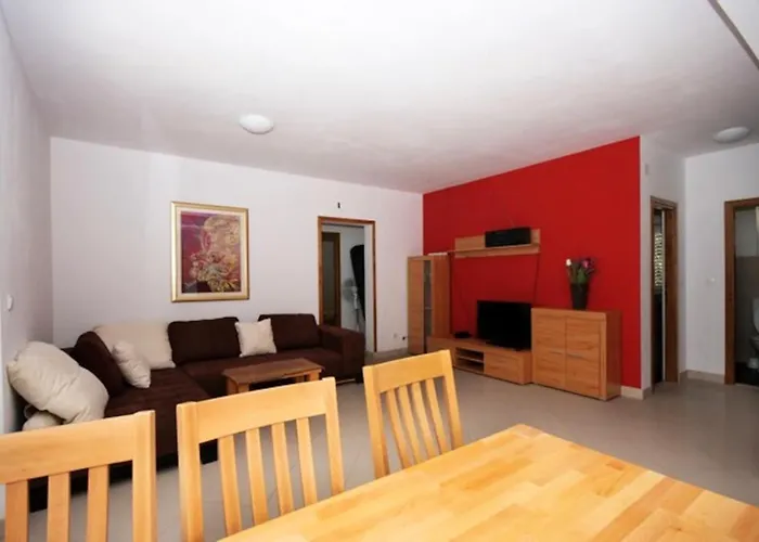 Spacious In With Shared Pool 100 M² * Zrnovo