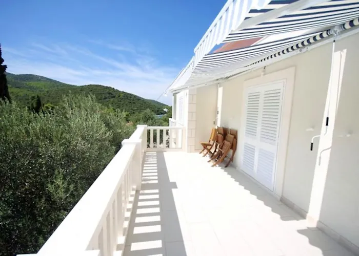 Spacious In With Shared Pool 100 M² *