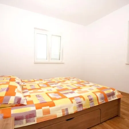 Spacious In With Shared Pool 100 M² * Zrnovo