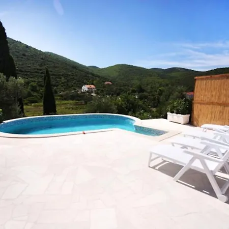 Spacious In With Shared Pool 100 M² Zrnovo