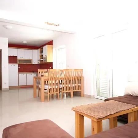 Spacious In With Shared Pool 100 M² * Zrnovo