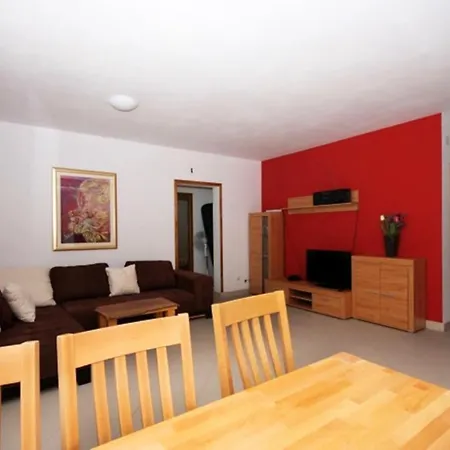 Spacious In With Shared Pool 100 M² * Zrnovo