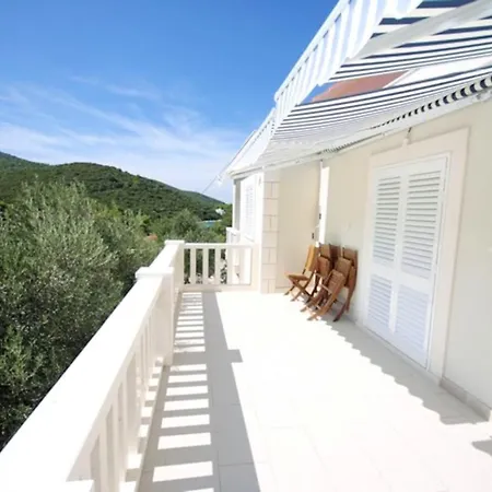 Spacious In With Shared Pool 100 M² *