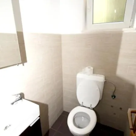 Spacious In With Shared Pool 100 M²