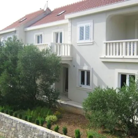 Spacious In With Shared Pool 100 M² * Zrnovo