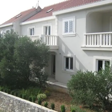 Spacious In With Shared Pool 100 M² Zrnovo