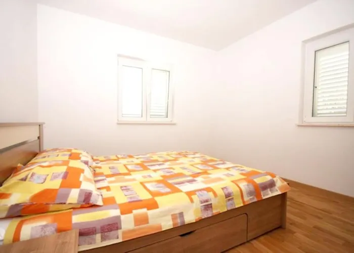 Spacious In With Shared Pool 100 M² * Zrnovo
