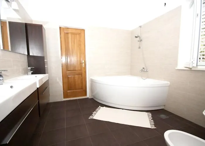 Spacious In With Shared Pool 100 M² 아파트 Zrnovo