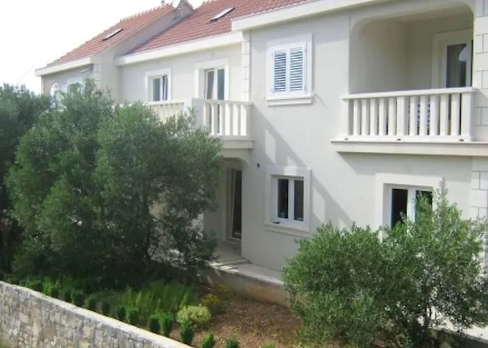 Spacious In With Shared Pool 100 M² * Zrnovo