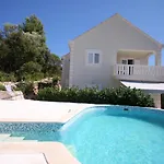 Lägenhet Spacious In With Shared Pool 100 M² *