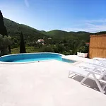 Spacious In With Shared Pool 100 M² Zrnovo
