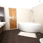 Spacious In With Shared Pool 100 M² Lägenhet Zrnovo